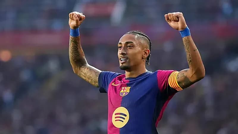 رافينيا يثير الجدل بحيلة غريبة قبل تسديد ركلة جزاء .. فيديو