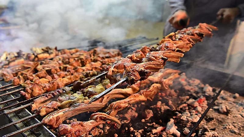 الغذاء والدواء تحذر من ممارسات غير صحية أثناء الشواء