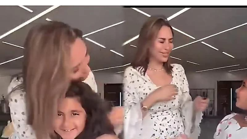 ابنة الدكتورة خلود تحرجها أمام الكاميرا بسبب أحمر الشفاه..فيديو