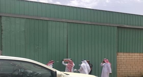 بالصور.. ضبط عمالة مخالفة تنتج الزيوت المغشوشة في مصنع بالخرج