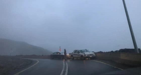 بالفيديو.. حادث انزلاق للمركبات بعقبة الصماء