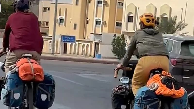 زوجان فرنسيان يصلان تبوك عبر الدراجة الهوائية بعد مرورهم بـ 9 دول .. فيديو