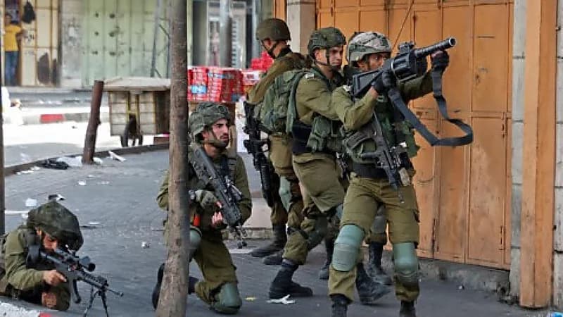 قوات الاحتلال الإسرائيلي تقتحم منزل أقدم أسير فلسطيني