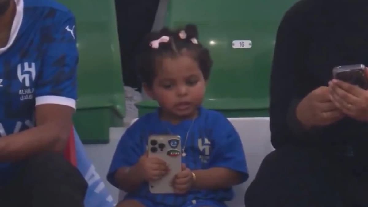 طفلة هلالية توثق لحظة الانتصار بخماسية على الاتفاق في مدرجات إيقو.. فيديو