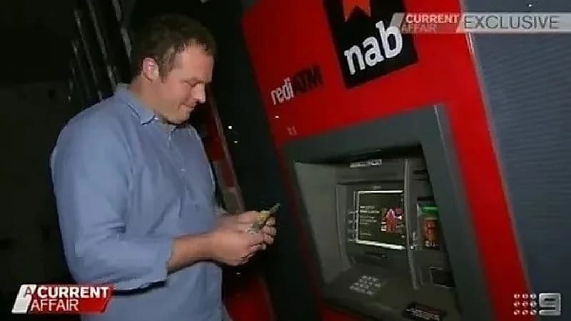 نادل يحصل على مليون دولار بسبب خلل في صراف آلي
