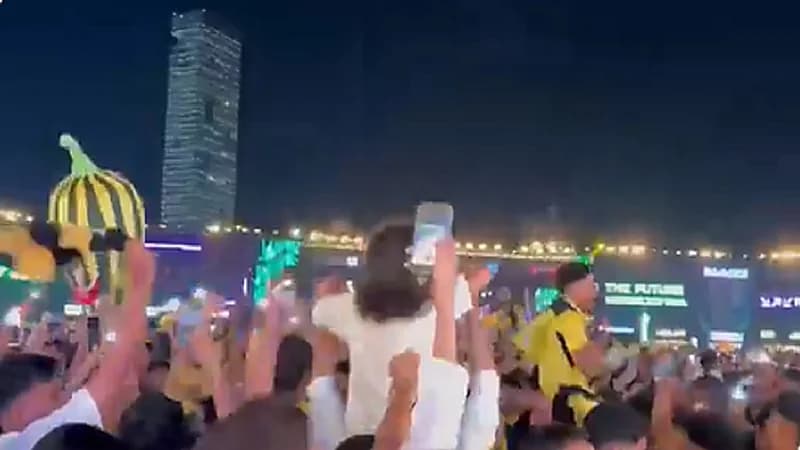 هتافات جماهير الاتحاد تعلو سيتي ووك بعد فوز الفريق بالدوري.. فيديو