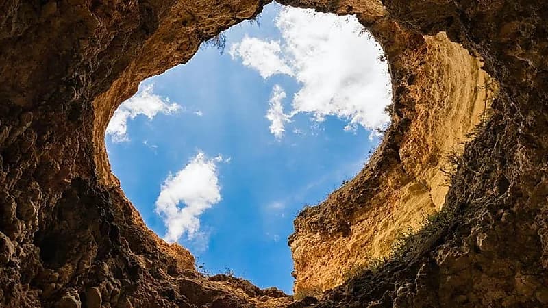 نهاية مأسوية لزوجين بعد ابتلاعهما في حفرة