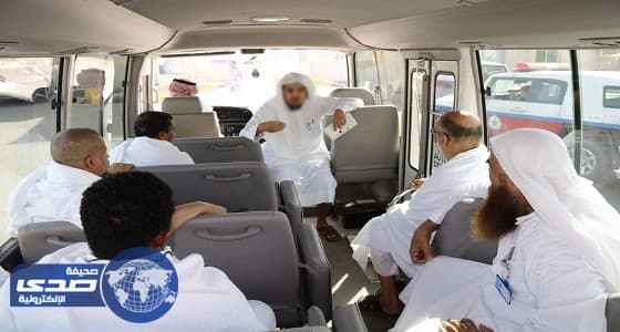 نزلاء يتوشحون الإحرام بعد شمولهم العفو الملكي