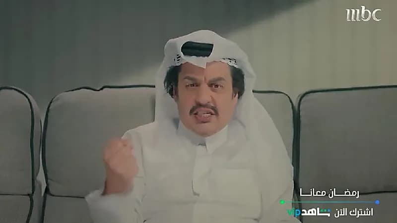 شاهد.. علي الحميدي بـ الغترة البيضاء يقلد حسن الصبحان