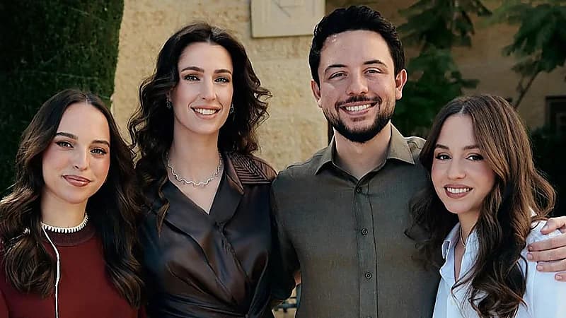 الأمير الحسين بن عبدالله يهنئ شقيقاته بعيد ميلادهما