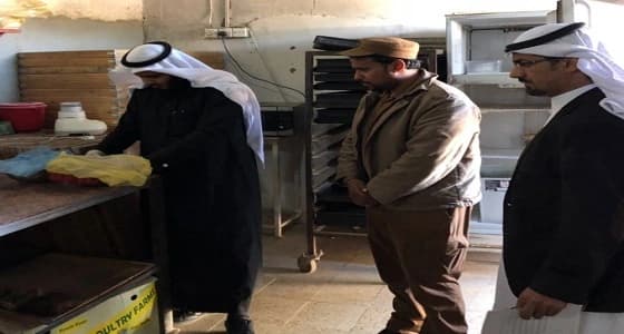 بالصور.. بلدية " العويقلية " تضبط محل مغلق تديره عمالة وافدة