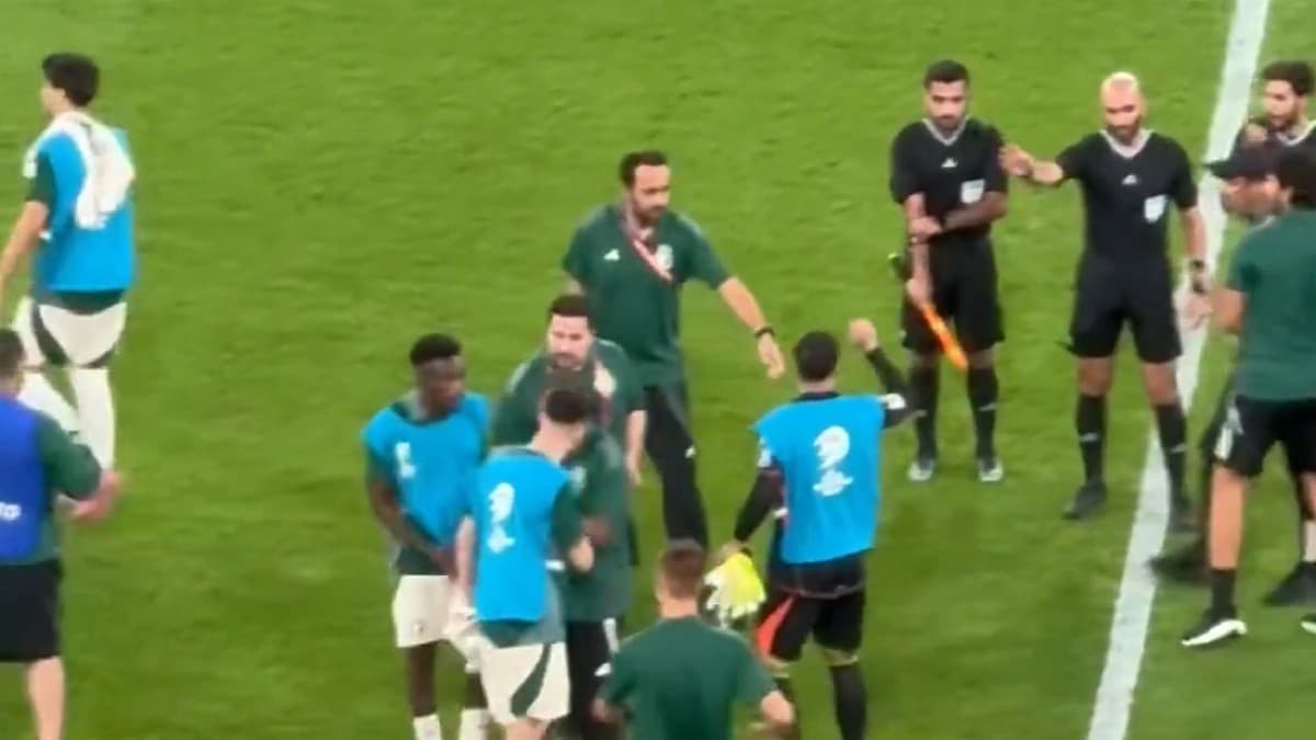 لحظة انفعال عبدالله الحمدان على الحكم بعد نهاية المباراة .. فيديو