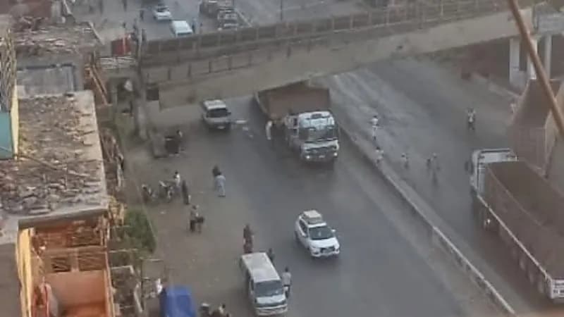 سقوط جزئي لكوبري مشاة إثر اصطدام شاحنة نقل محملة بـ شيول .. صور