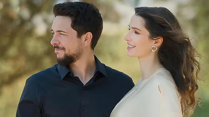 الملكة رانيا تحتفل بعيد ميلاد نجلها الأمير الحسين بصورة برفقة زوجته وتعلق