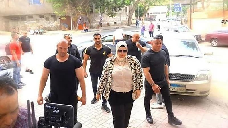 الإطاحة بمعلمة استعانت بـ«البودي جاردات»