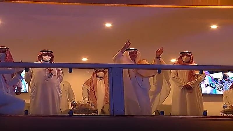 شاهد..أمير مكة يؤدي العرضة خلال حفل ختام رالي داكار