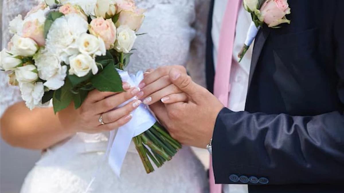 وفاة عريس وإصابة زوجته بجروح خطيرة بحادث مروع عقب شهر العسل