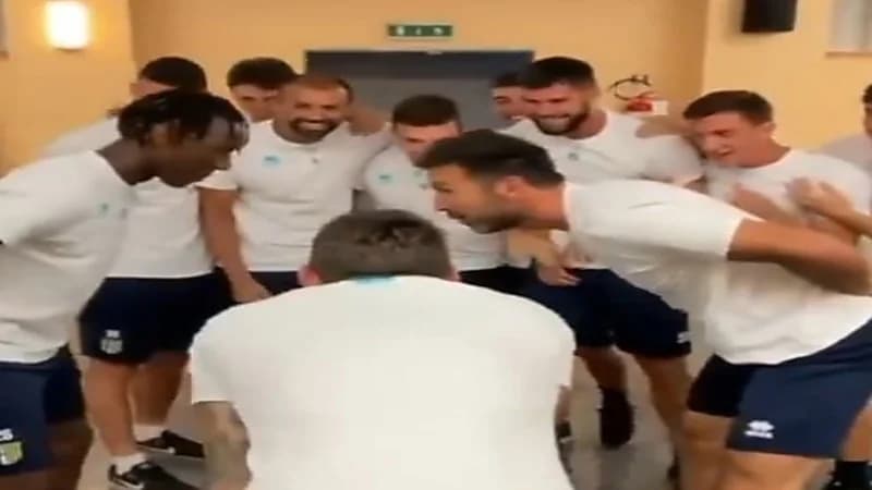 شاهد.. بوفون يفوز على زملائه خلال تحدي بلعبة طريفة 