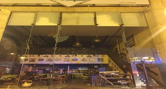 إصابة 5 في حادث تهشم واجهة مطعم بالرياض