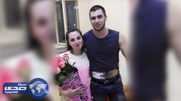 بالفيديو..شاب يجرح نفسه ليٌخبأ خاتم عرض الزواج من حبيبته الممرضة في معدته