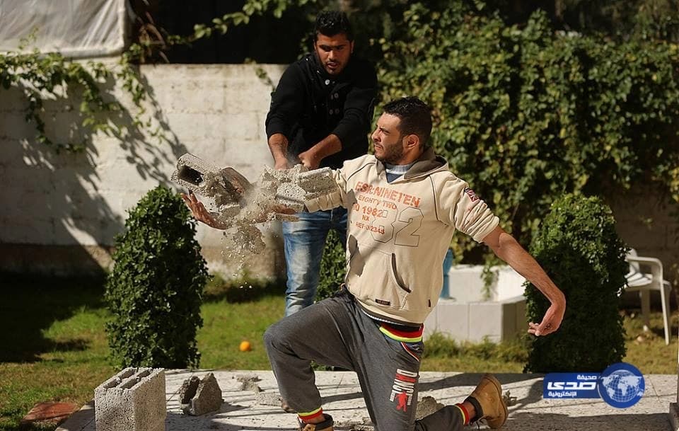 شاهد.. لحظة تنكيل ألوية العمالقة الجنوبية بمليشيات الحوثي في عملية إعصار