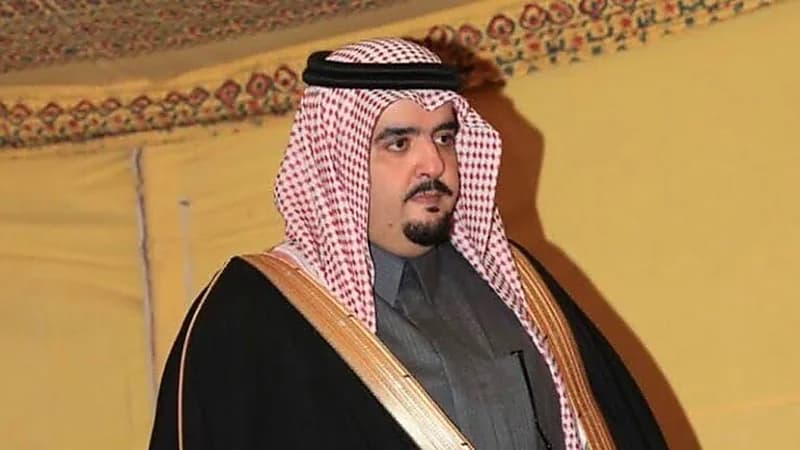شاهد.. صورة نادرة للأمير عبد العزيز بن فهد أثناء أدائه العرضة في حفل مدارس الرياض