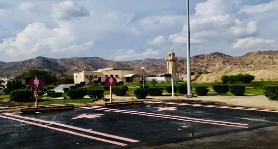 بالصور.. مستشفى أضم يخصص مواقف لذوي الاحتياجات الخاصة وللنساء