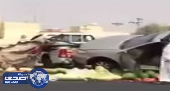 بالفيديو.. سيارة تصطدم بعربة بائع متجول لانشغال قائدها بالجوال