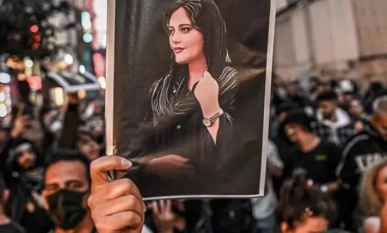 في محاولة لإسكات الأفواه..الملالي يجرم تصوير الأحداث ونشرها