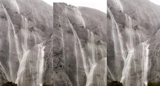 بالفيديو.. منظر مبهر لشلالات جبل " منعا " بعسير