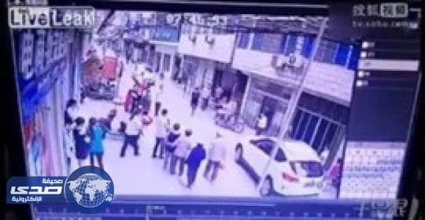 بالفيديو.. كلب يهاجم امرأة أثناء سيرها ويسقطها أرضا