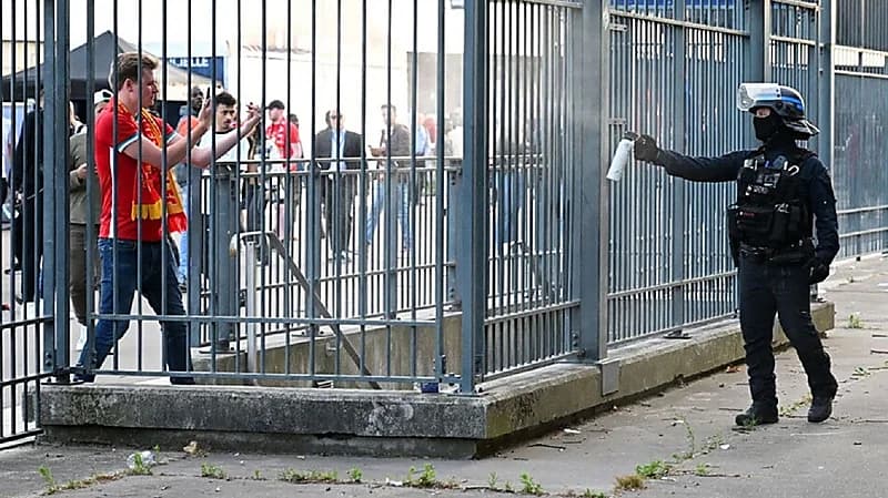 أبطال أوروبا.. شقيق نجم ليفربول وزوجته الحامل يهربان بعد إطلاق الغاز المسيل للدموع