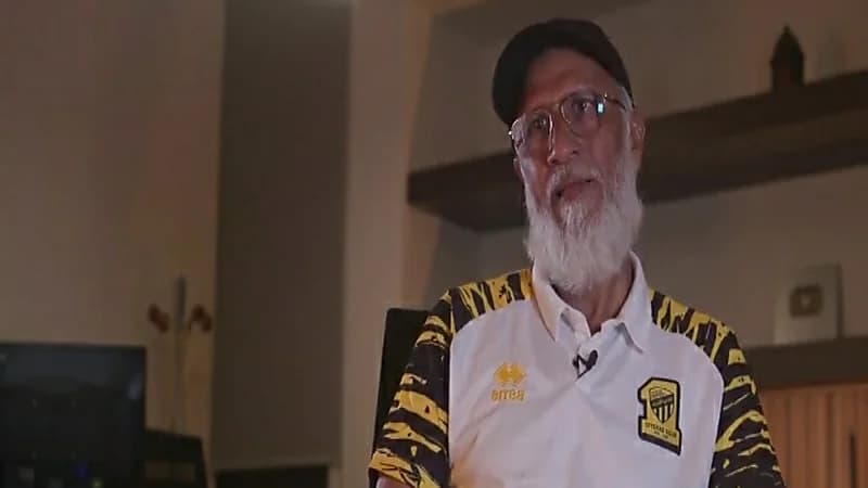 ‏بالفيديو.. العم لقمان يذرف الدموع عند سؤاله عن موعد رحيله من الاتحاد