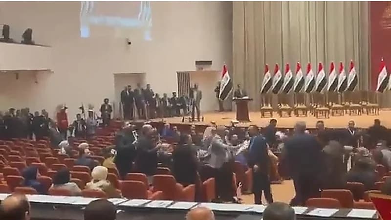 بالفيديو .. اشتباك بالأيدي داخل مجلس النواب العراقي