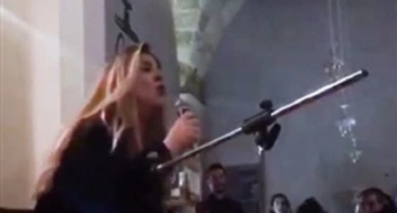 بالفيديو.. سقوط مروع لمطربة أمام الجمهور بسبب حماسها