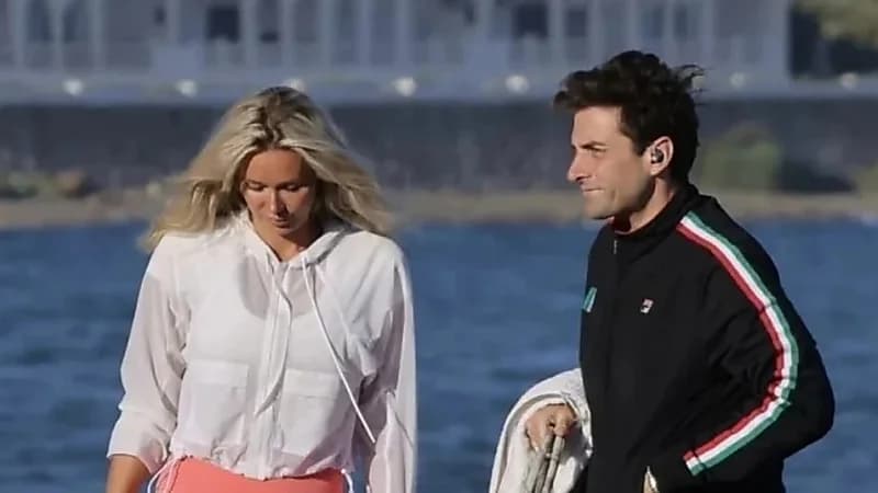 نجم بريطاني يتعرض للسجن بعدما دفع ملكة جمال من السلم