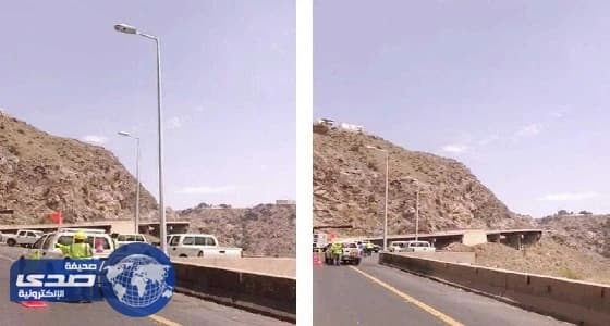 نصب أعمدة إنارة على طريق عقبة ضلع