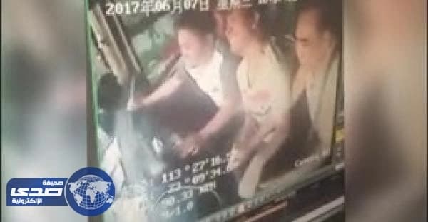 بالفيديو.. انقلاب حافلة رُكاب بسبب شجار بين زوجين