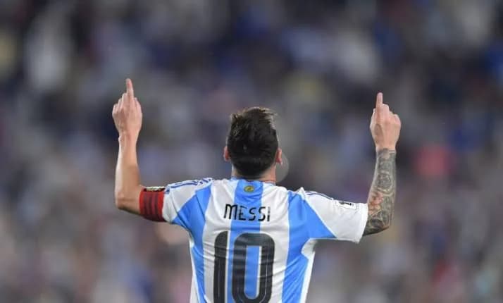 ميسي يفاجئ نجم مانشستر سيتي بهدية ورسالة خاصة