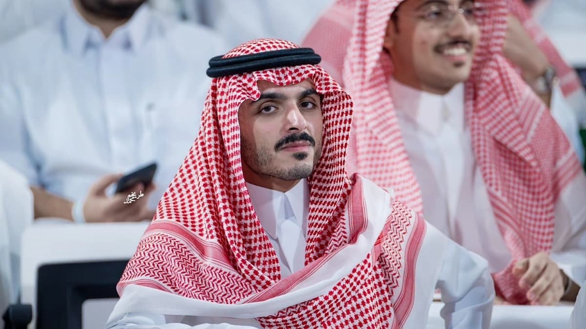 نجل رئيس الهلال يحضر مواجهة الاتفاق .. صورة