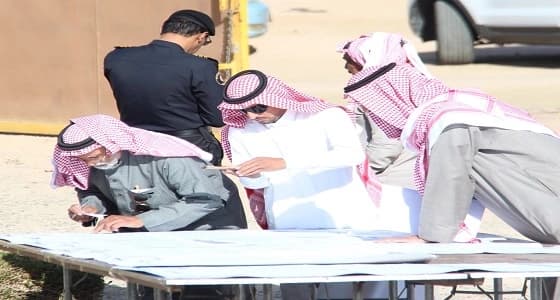 بالصور.. بدء فرز الأسماء للمقترعين على منح الأراضي بالطائف