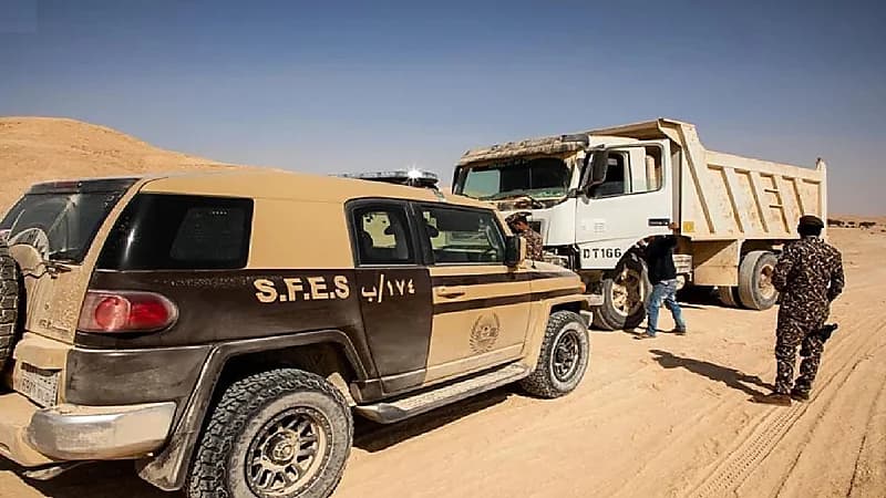 ضبط مخالفَين لنظام البيئة لنقلهما الرمال وتجريف التربة دون تصريح