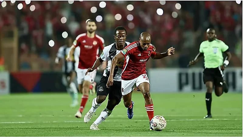 بيرسي تاو ينفعل على كولر بعد فوز الأهلي المصري على بيراميدز