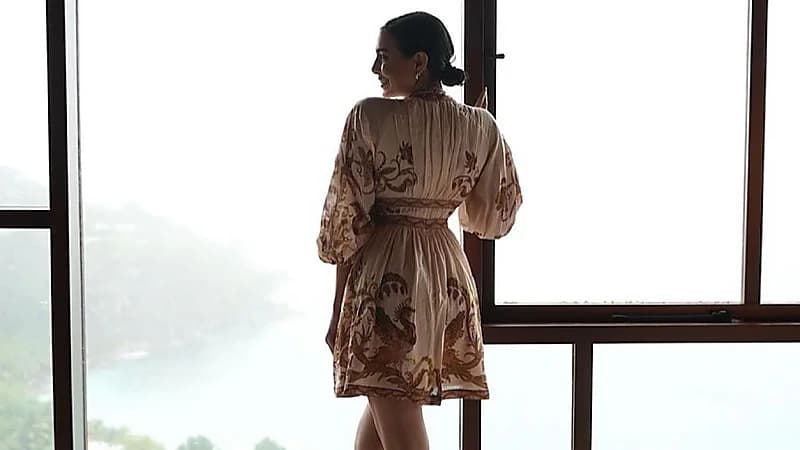 ياسمين صبري بفستان ساحر أمام البحر والجمهور : عضلتها أقوى من عضلة ميسي .. صور