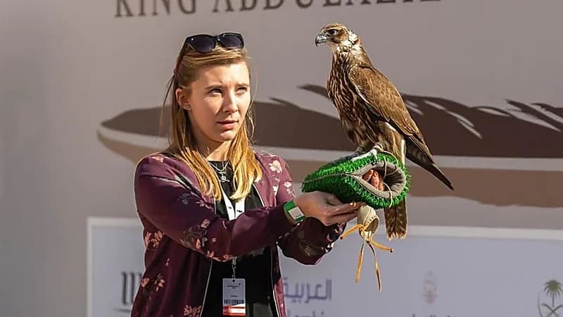 طبيبة بولندية تشارك في منافسات مهرجان الصقور