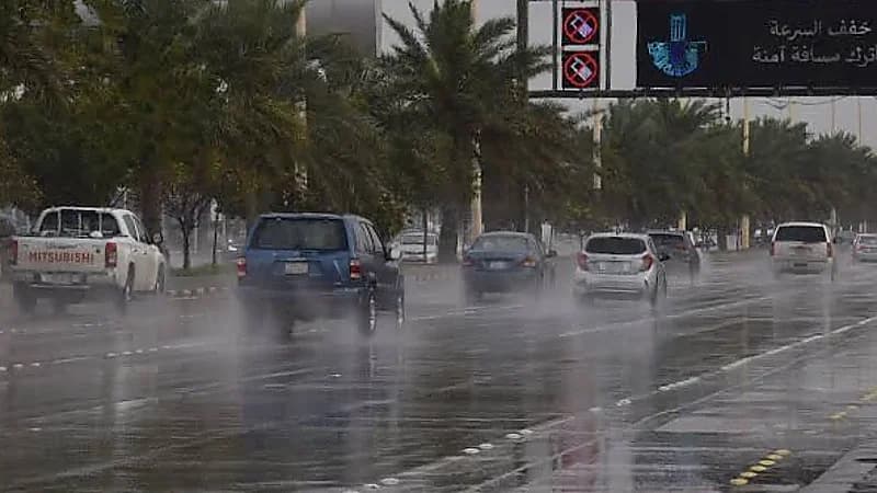 الأرصاد: استمرار هطول الأمطار المتوسطة إلى الغزيرة حتى نهاية الأسبوع