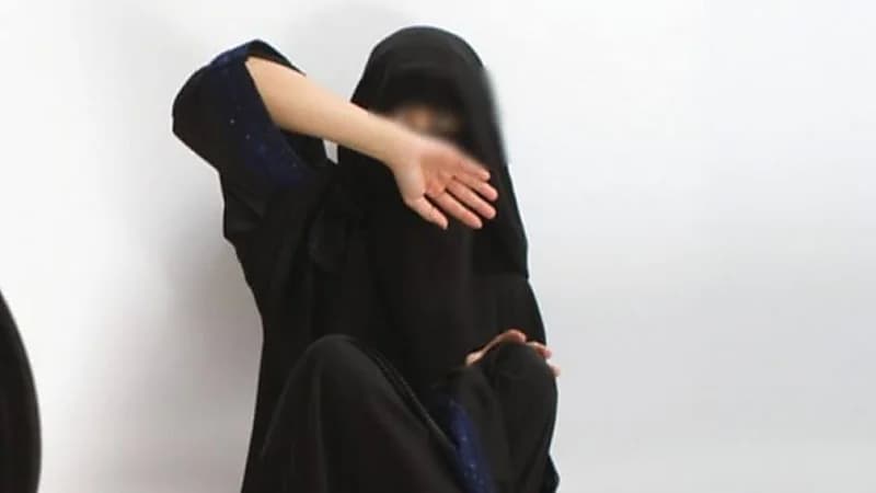 امرأة تتعرض للاعتداء بالضرب وتكسير زجاج مركبتها في تبوك