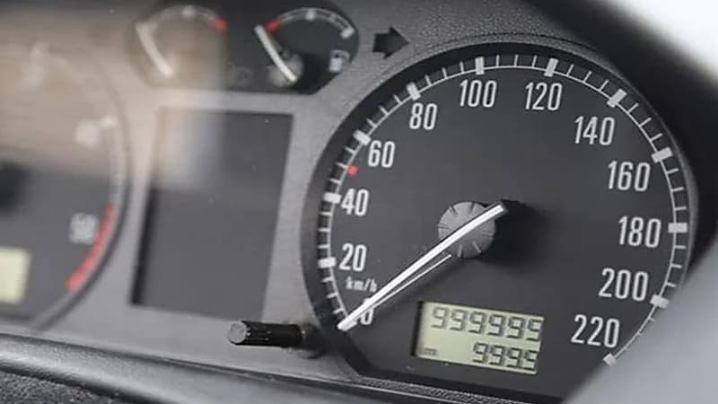 كيفية كشف التلاعب في عداد السيارة المستعملة قبل الشراء