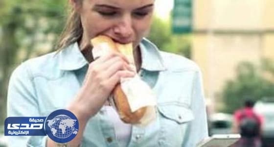 35 دولارًا غرامة عبور الطريق أثناء استخدام الجوال