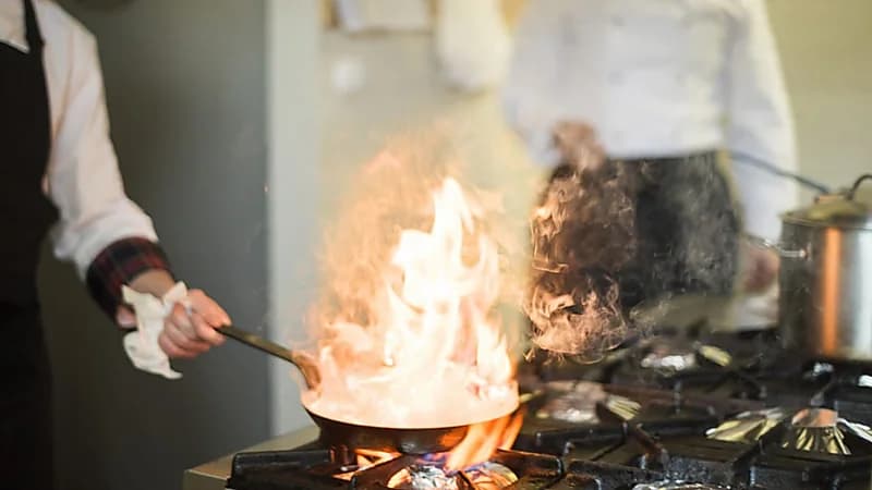 نصائح لتفادي الحرائق في أماكن إعداد الطعام
